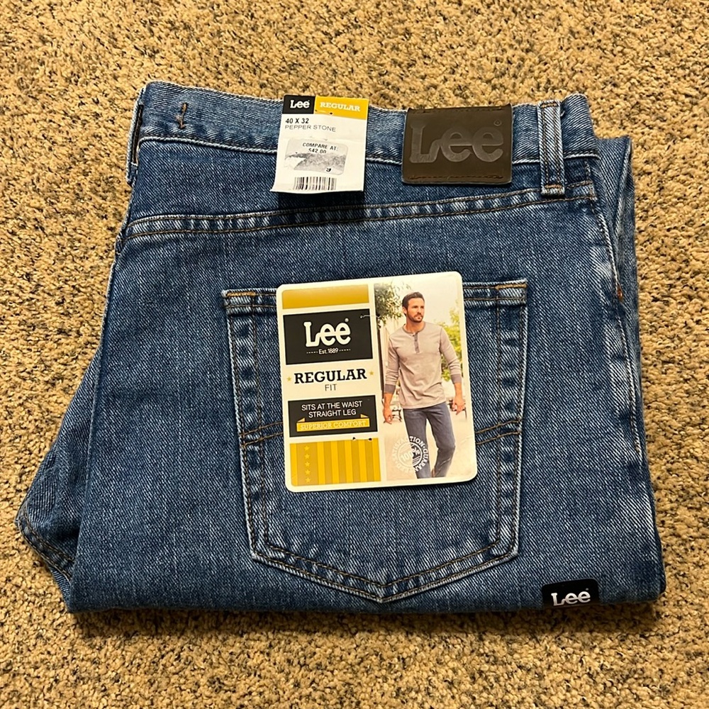 Lee Jeans Men’s size 40 x 32 Regular fit with straight leg. Medium wash